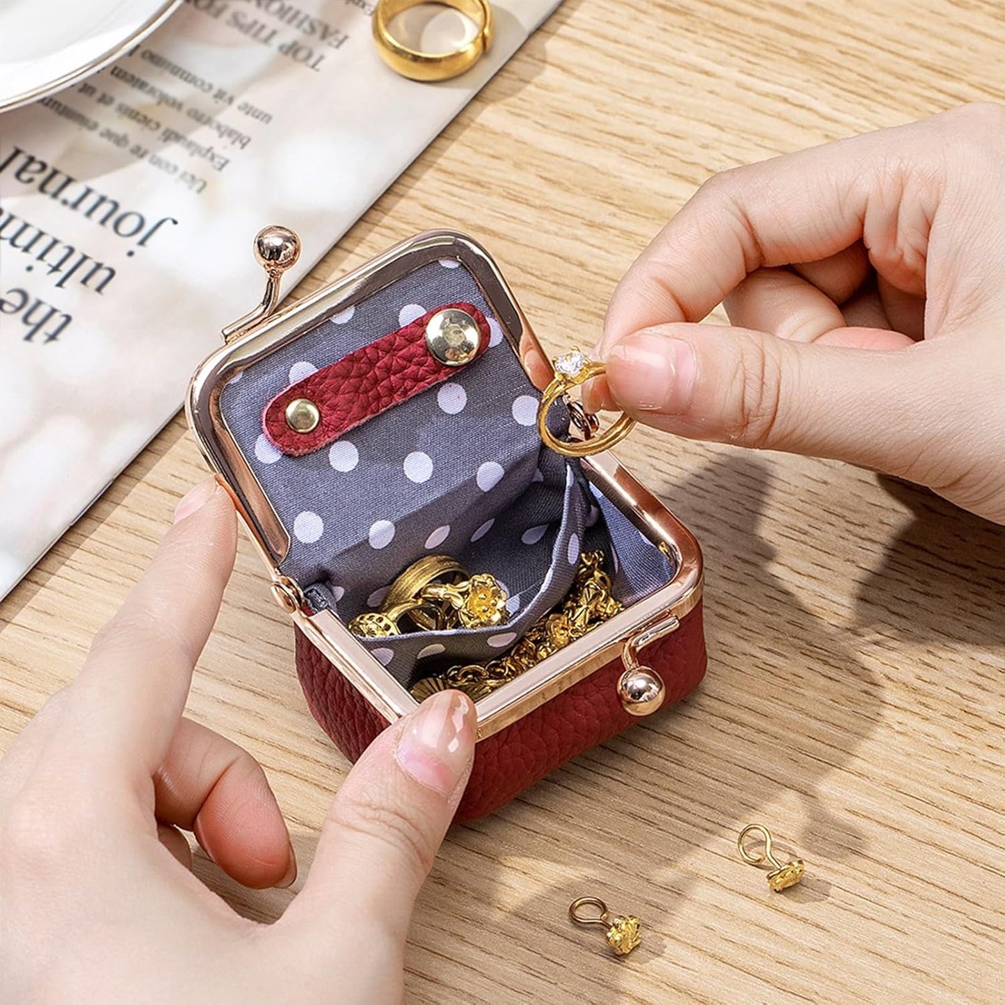 Genuine Leather Mini Jewelry Box, Portable Vintage-Inspired Genuine Leather Coin Purse Jewelry Case with Kiss Lock, Mini Travel Ring Box for Women for Earring/Ring/Necklace/Bracelet(Green)